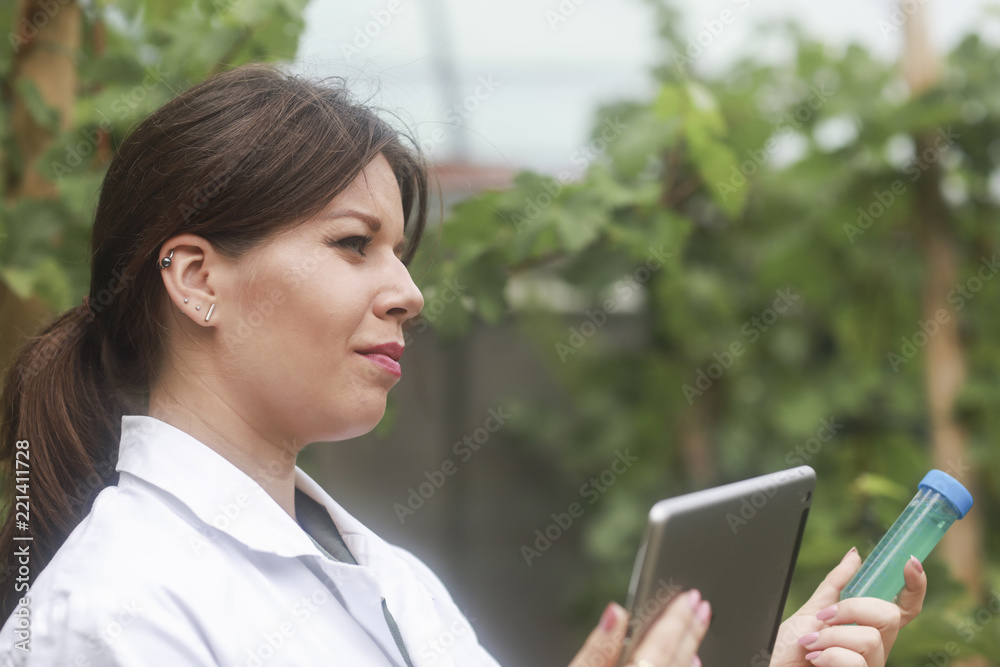 Junge Wissenschaftlertin mit Tablet im Freien Junge Wissenschaftlertin mit Tablet im Freien
