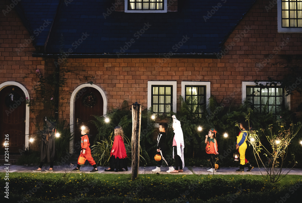 Fototapeta premium Kids trick or treating