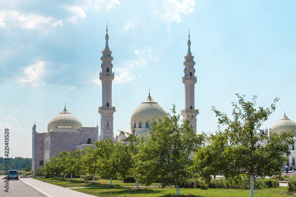 Obraz premium Large white mosque on blue sky background.