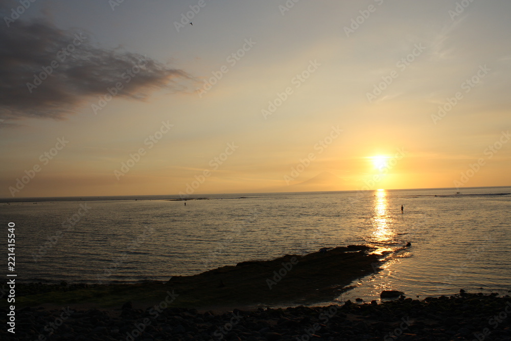 Obraz premium Sunset by the beach