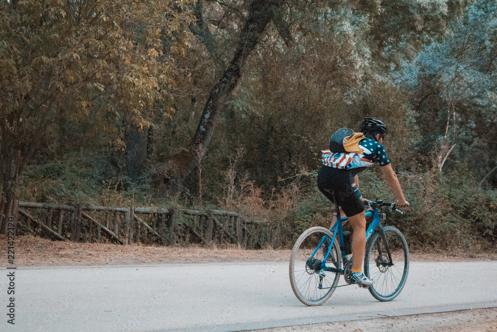 Hombre montando en bici