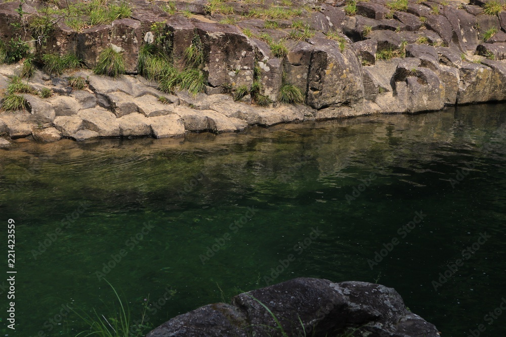 Fototapeta premium 美しい山村の川