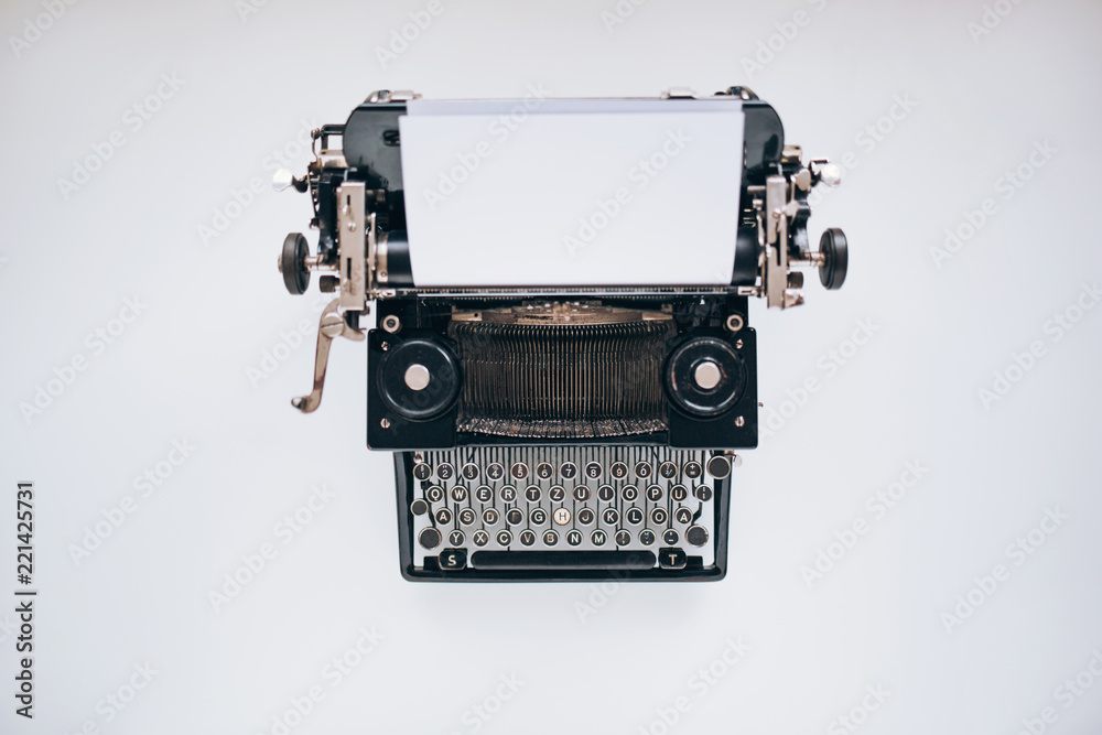 Retro typewriter on white table - obrazy, fototapety, plakaty 