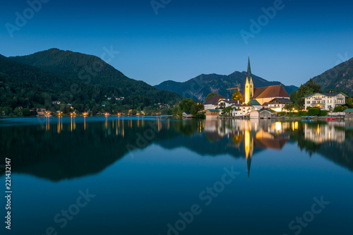 Tegernsee mit Alpen in Deutschland bei Nacht