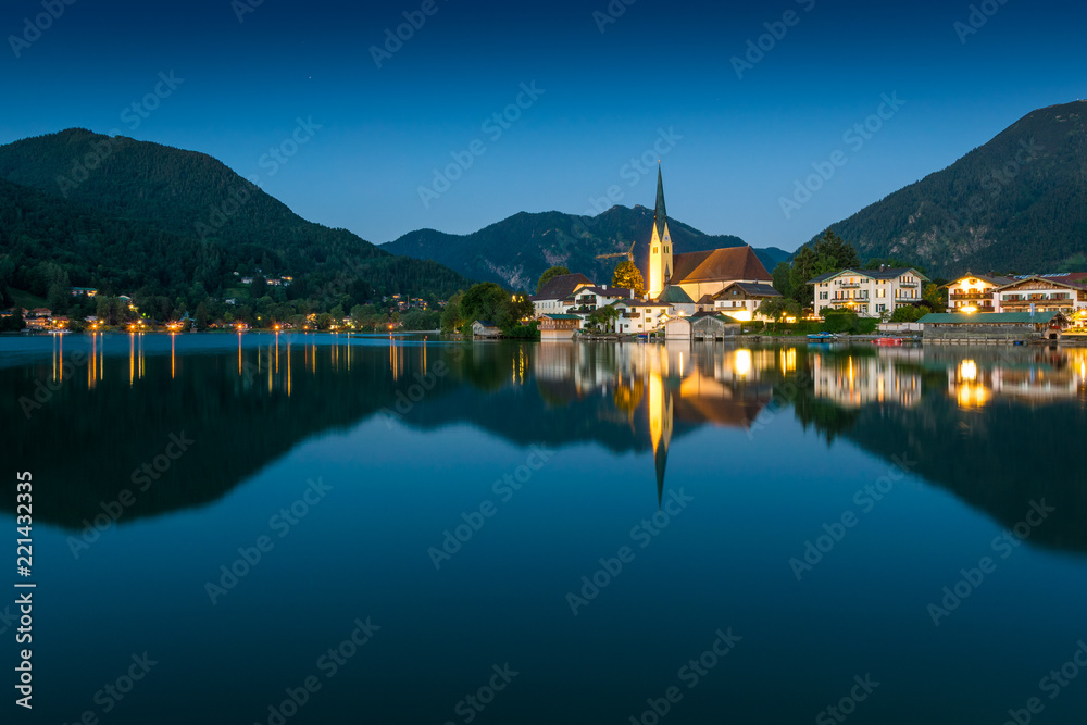 Tegernsee mit Alpen in Deutschland bei Nacht