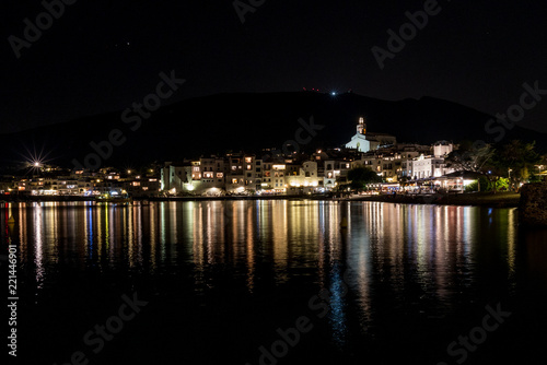 Crespusculo y vista nocturna de Cadaqués, Alt Empordan, Cataluña, Españ