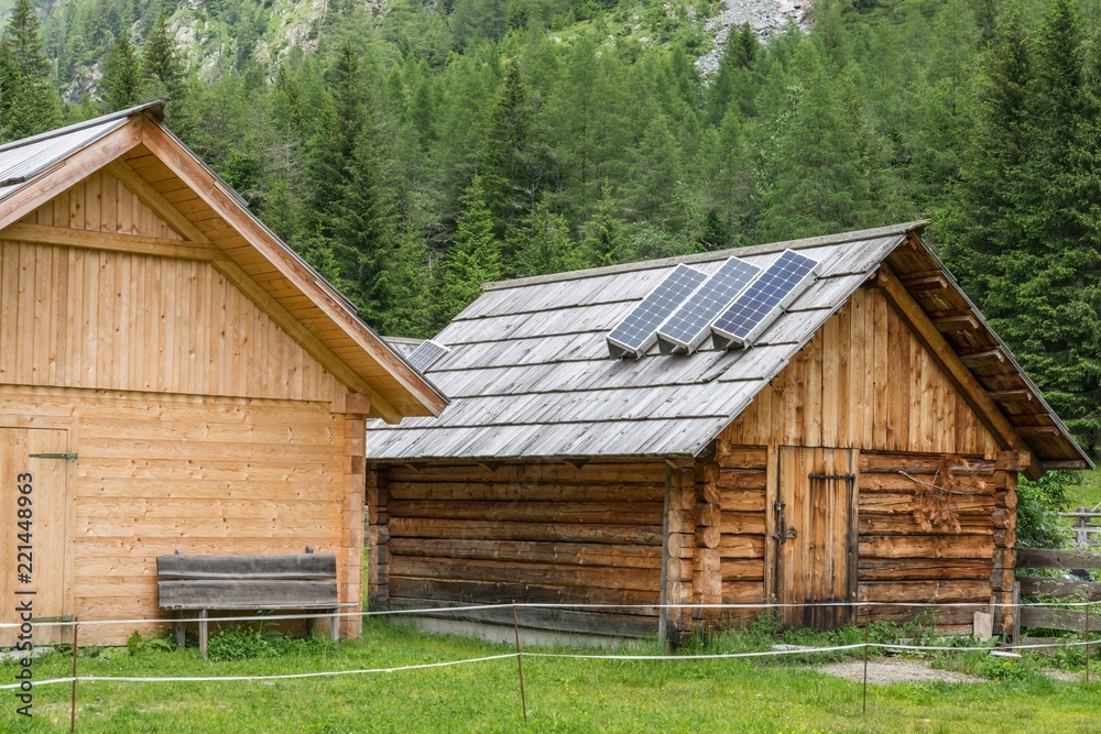 Holz Almhütte mit Solaranlage, Österreich Holz Almhütte mit Solaranlage, Österreich