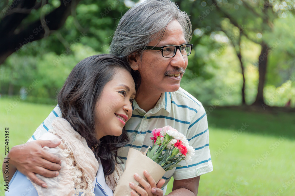 Φωτογραφία Portrait images of Middle aged couple Happy Holidays With a picnic on the lawn in the garden, to retirement person concept