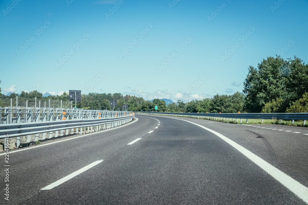 Verkehr auf Autobahn, Asphalt und blauer Himmel Verkehr auf Autobahn, Asphalt und blauer Himmel