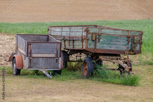 Zwei landwirtschaftliche Anhänger photo