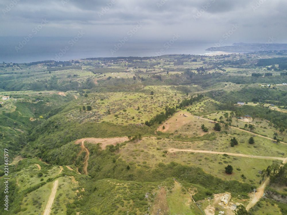 Fototapeta premium Widok z lotu ptaka na krajobraz Chile z dronu, wzgórz, dolin i nierównego krajobrazu z bliskiej odległości do nieskończonego horyzontu