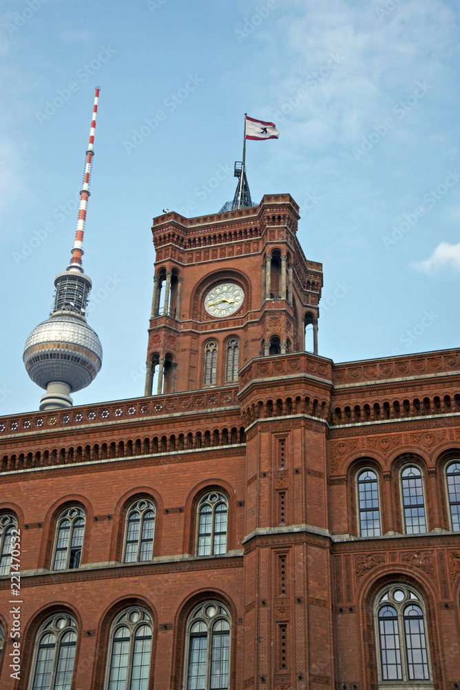 Rotes Rathaus in Berlin mit Berliner Fernsehturm)