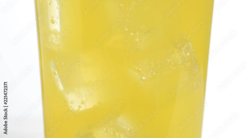 Refresco de naranja en un vaso con hielos