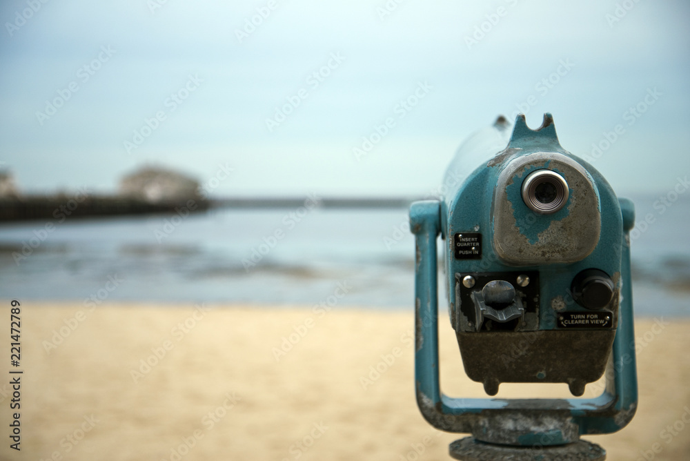 Blick hinaus auf das Meer mit einem Teleskop Blick hinaus auf das Meer mit einem Teleskop