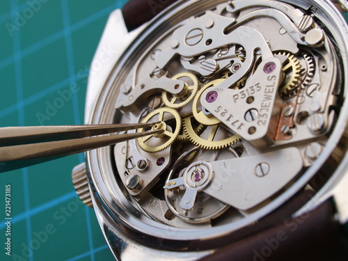 Εκτύπωση καμβά close up of watchmaker repairing a vintage watch