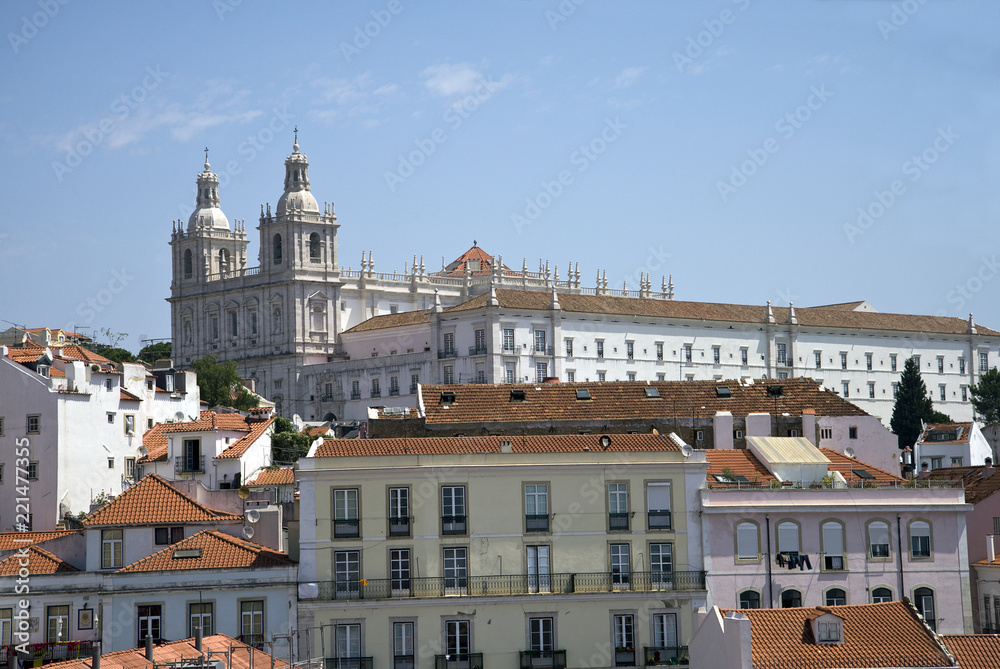 Kloster und Kirche Sao Vicente de Fora und die Dächer der benachbarten Wohnhäuser in der Alfama, Lissabon