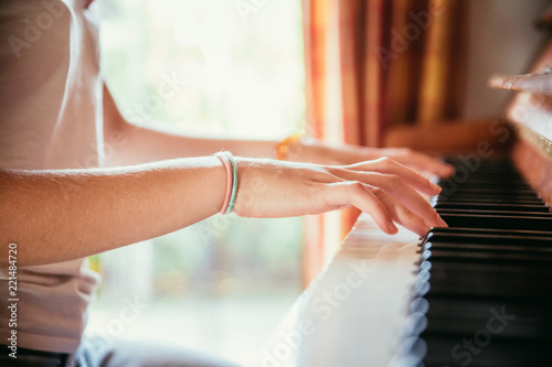 Junges M  dchen spielt leidenschaftlich auf Klavier  Ausschnitt der H  nde