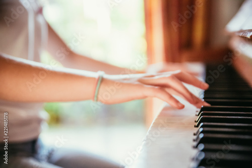 Junges Mädchen spielt leidenschaftlich auf Klavier, Ausschnitt der Hände photo