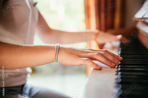 Junges Mädchen spielt leidenschaftlich auf Klavier, Ausschnitt der Hände © Patrick Daxenbichler