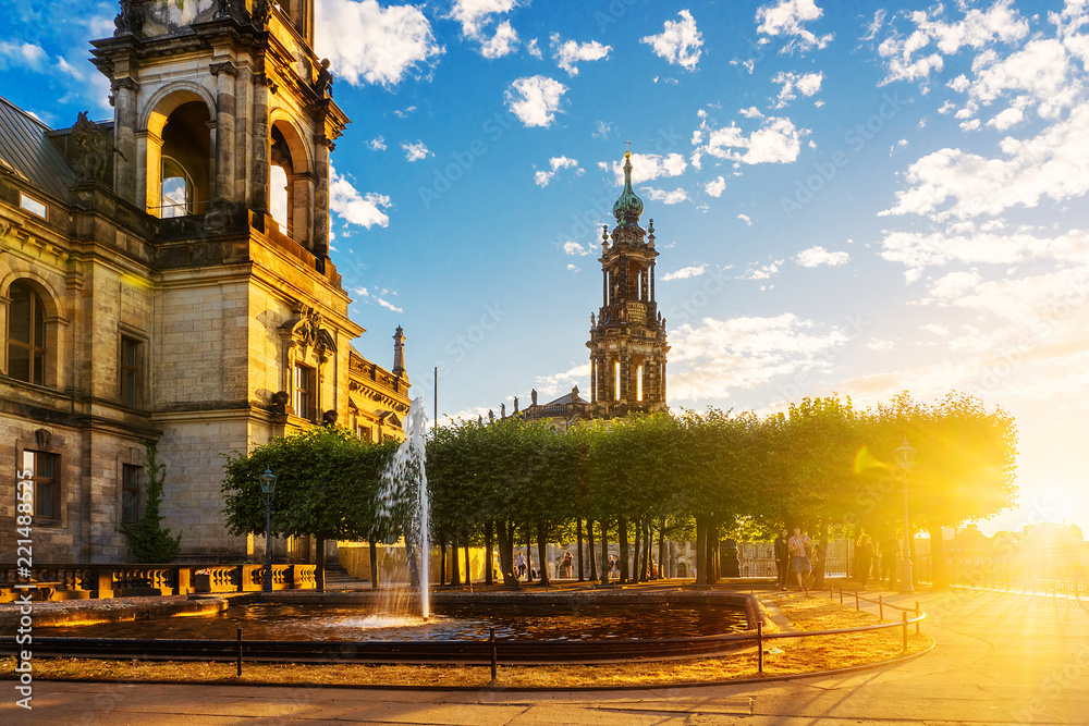 Fototapeta premium Hofkirche mit Springbrunnen auf der Brühlchen Terasse