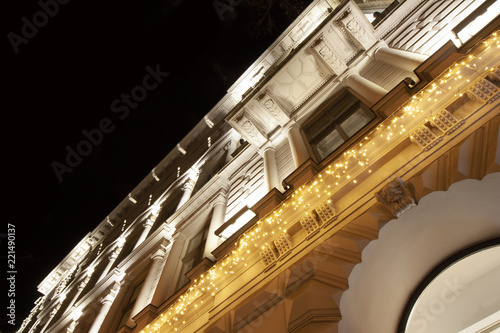 Festlich geschmückte Fassade eines historischen alten Gebäudes mit herrlicher Architektur auf der Andrássy Ùtca Allee in Budapest, der Hauptstadt und größten Metropole in Ungarn photo