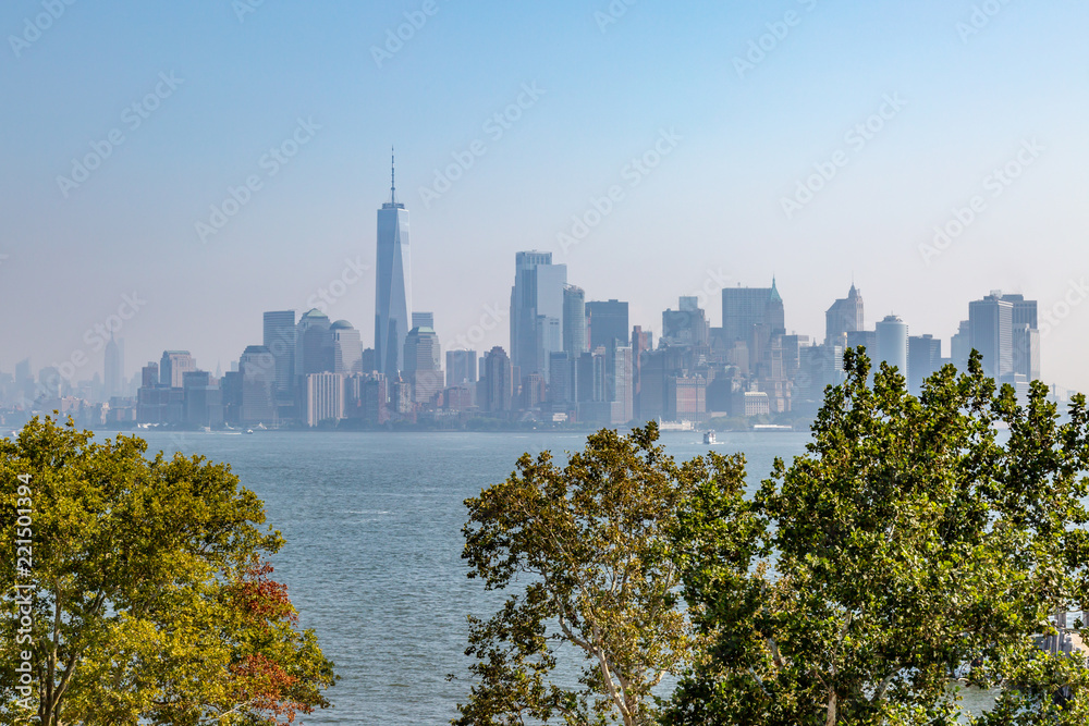 Obraz premium Patrząc na dolną panoramę Manhattanu z Liberty Island