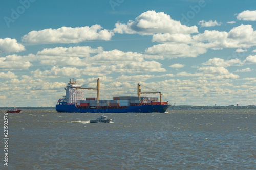 Fotografía A barge floating along the sea along the shore