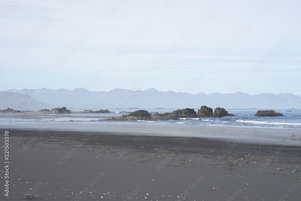 Halbinsel - schwarzer Sandstrand bei Djúpivogur / Ostfjorde - Island