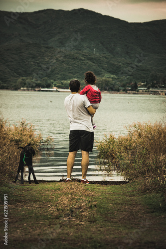 Familia mirando paisaje de las sierras y rio de cordoba