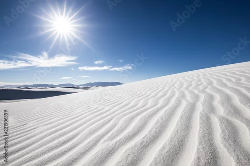 Obraz Białe wydmy z niebieskim niebem