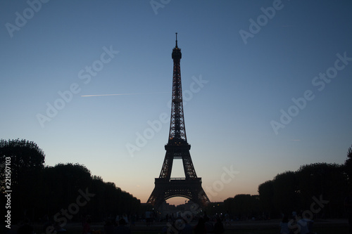 Torre Eiffel de París en el Atardecer. Francia
