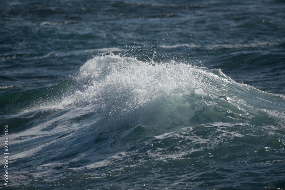 Obraz premium Strong wave splashing on sea