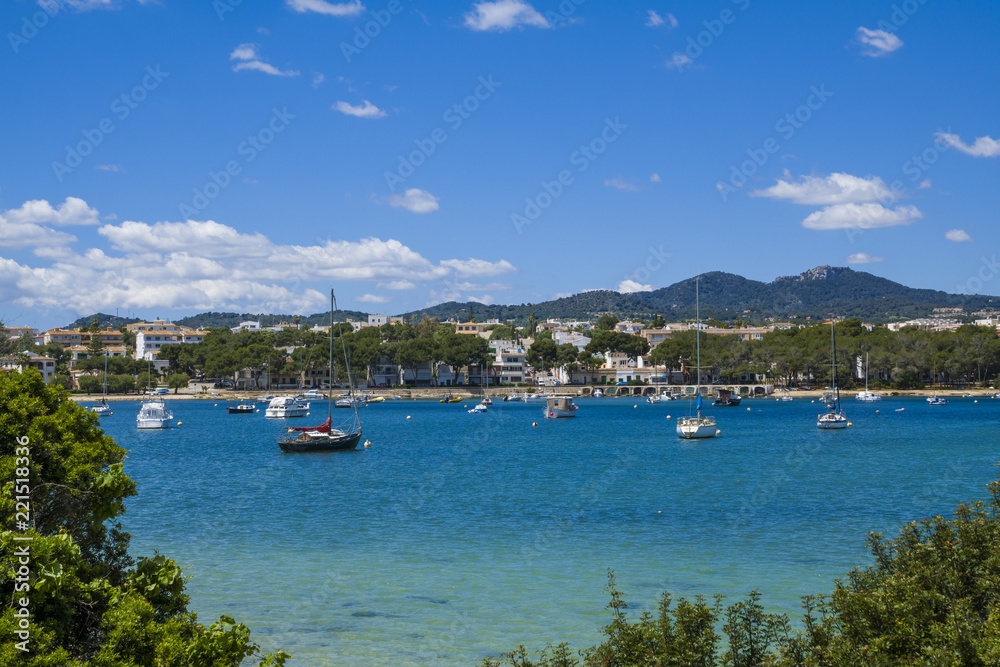 Porto Colom Mallorca Sommer Urlaub mit blauen Himmel 