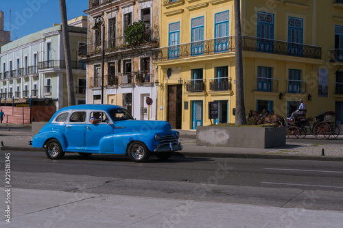 Un carro muy viejo de color azul realiza trabajo de taxi por  el casco histórico de la Habana. © jesuschurion57