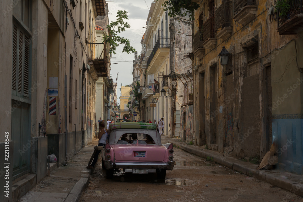 Un auto viejo en la calle de la Habana Vieja.
