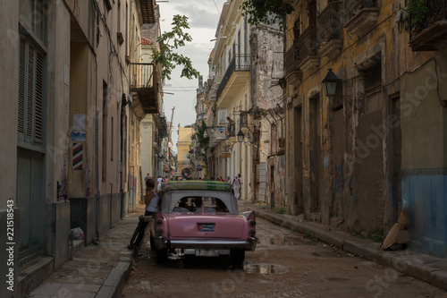 Un auto viejo en la calle de la Habana Vieja.