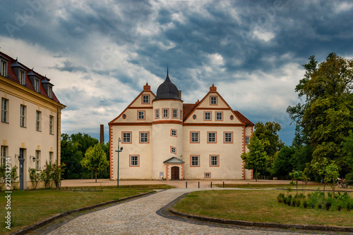Dramatischer Wolkenhimmel über dem Schloss Königs Wusterhausen (Ansicht von Norden)