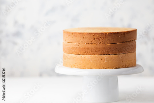 Tableau sur toile Sponge cake. Shortcakes on a white cake stand