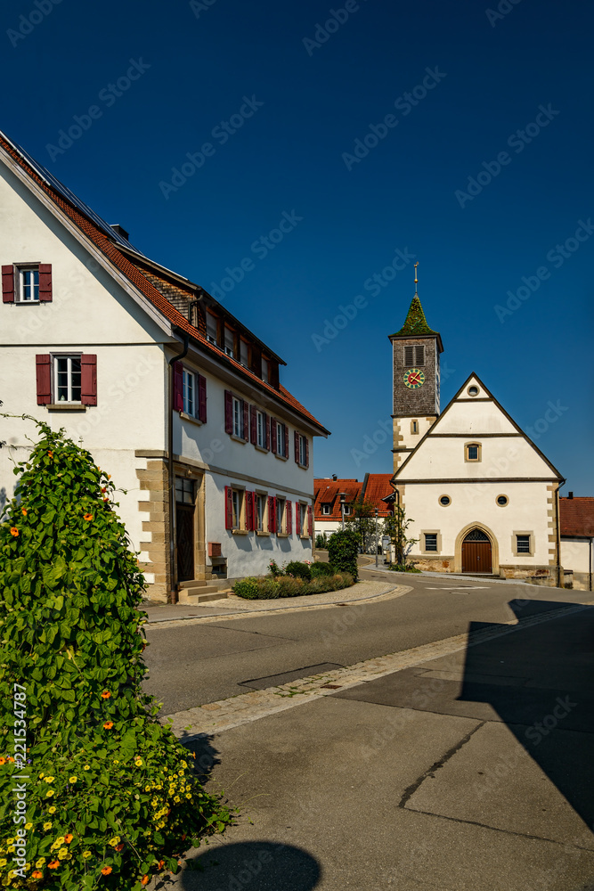 Der historische Ortskern von Nürtingen-Neckarhausen mit der evangelischen Kirche (Ansicht von Westen)