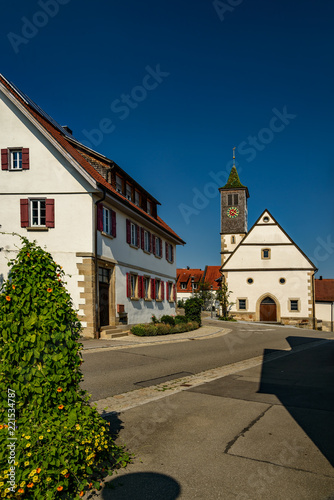 Der historische Ortskern von Nürtingen-Neckarhausen mit der evangelischen Kirche (Ansicht von Westen)