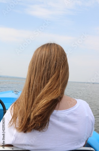 Mädchen bei Bootsfahrt
