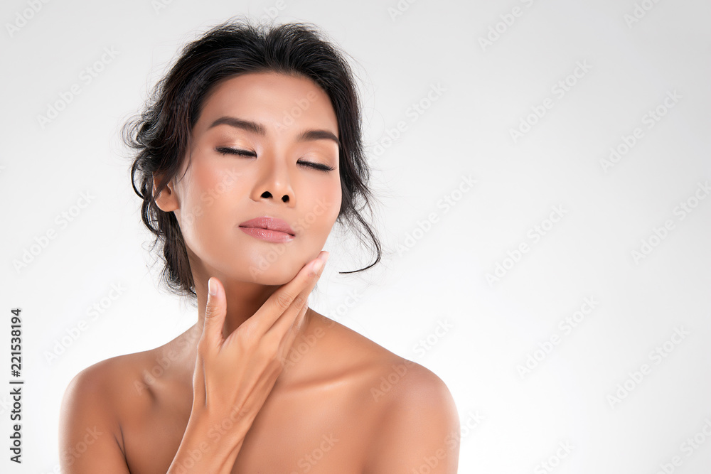 Fototapeta premium Piękna Młoda Azjatycka kobieta z Czystą Świeżą skórą