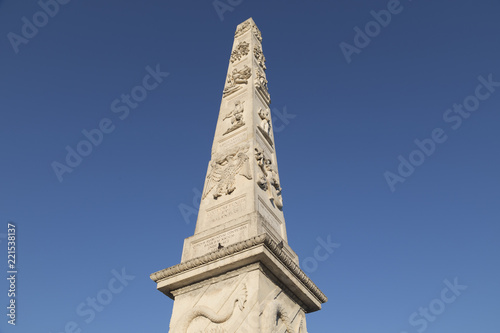 Obelisco di Lecce in prospettiva