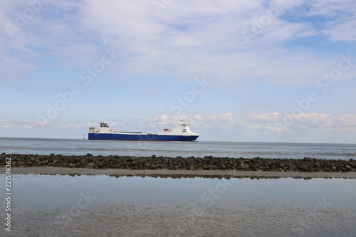 Steinwall trennt Wattenmeer von der offenen Nordsee mit Fahrrinne für Schifffahrt vor Cuxhaven