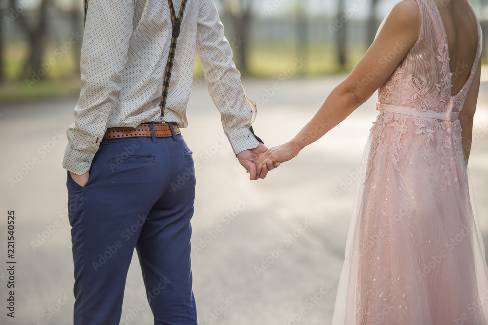 Valentine couples walk hand in hand and walk along the walkway Valentine couples walk hand in hand and walk along the walkway