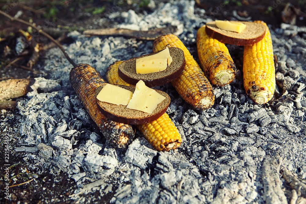 Obraz premium corn is baked or roasted on charcoal