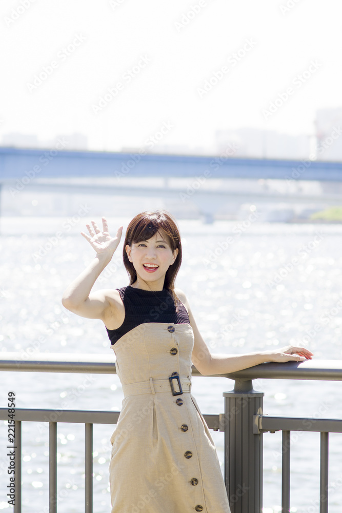 Obraz premium 手を振る女性
