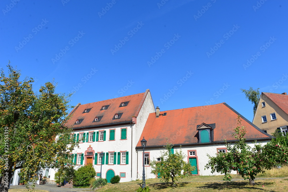 Pfarrhof der kath. Pfarrkirche St. Remigius in Ober-Mörlen Pfarrhof der kath. Pfarrkirche St. Remigius in Ober-Mörlen