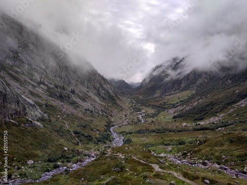 Mystisches Tal des Col de Salenton im Nebel bei Chamonix