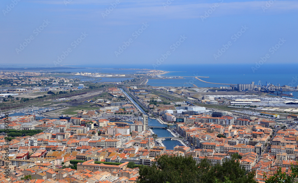 Vue aérienne du port de Sète